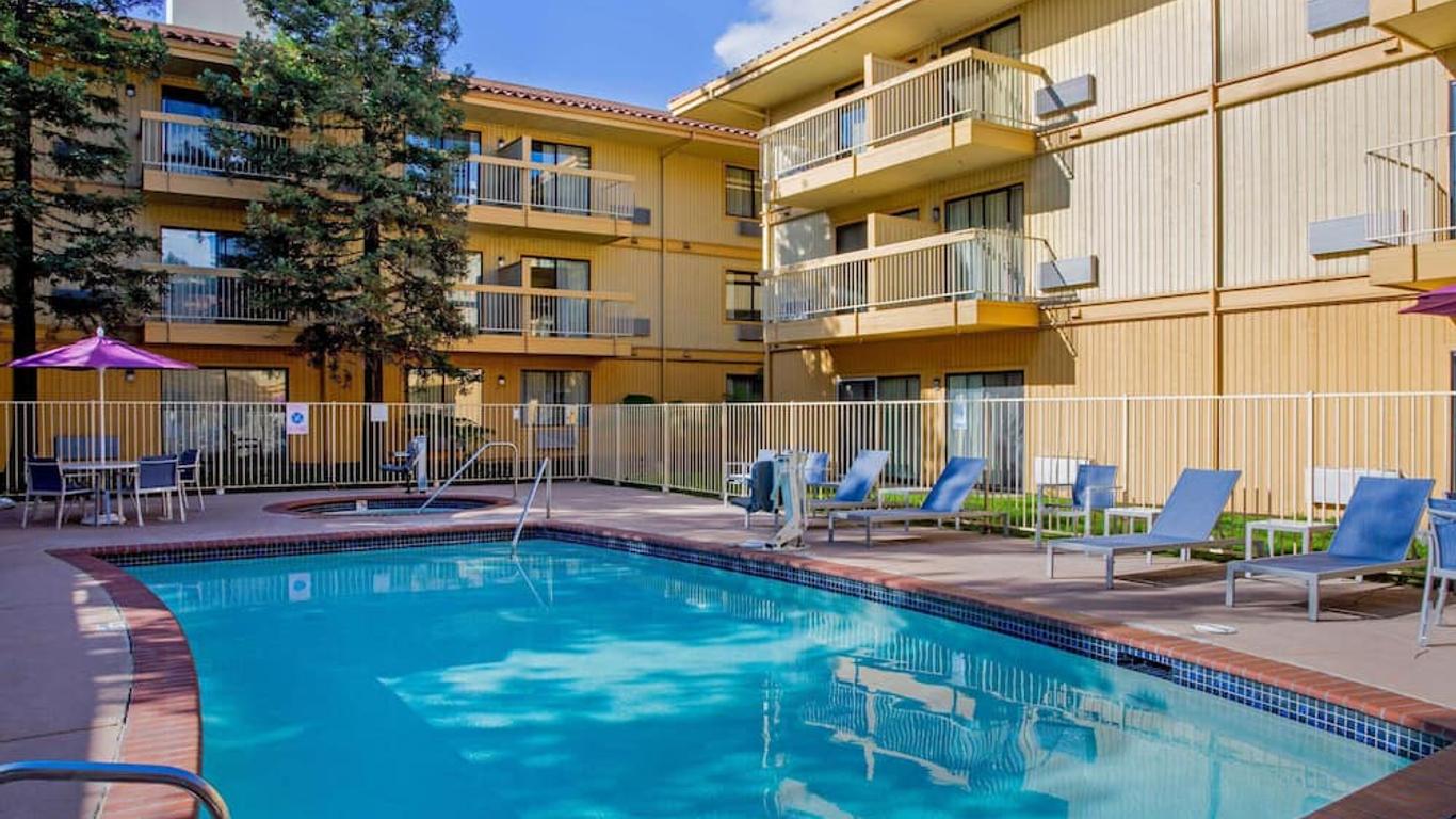 La Quinta Inn & Suites by Wyndham Oakland - Hayward