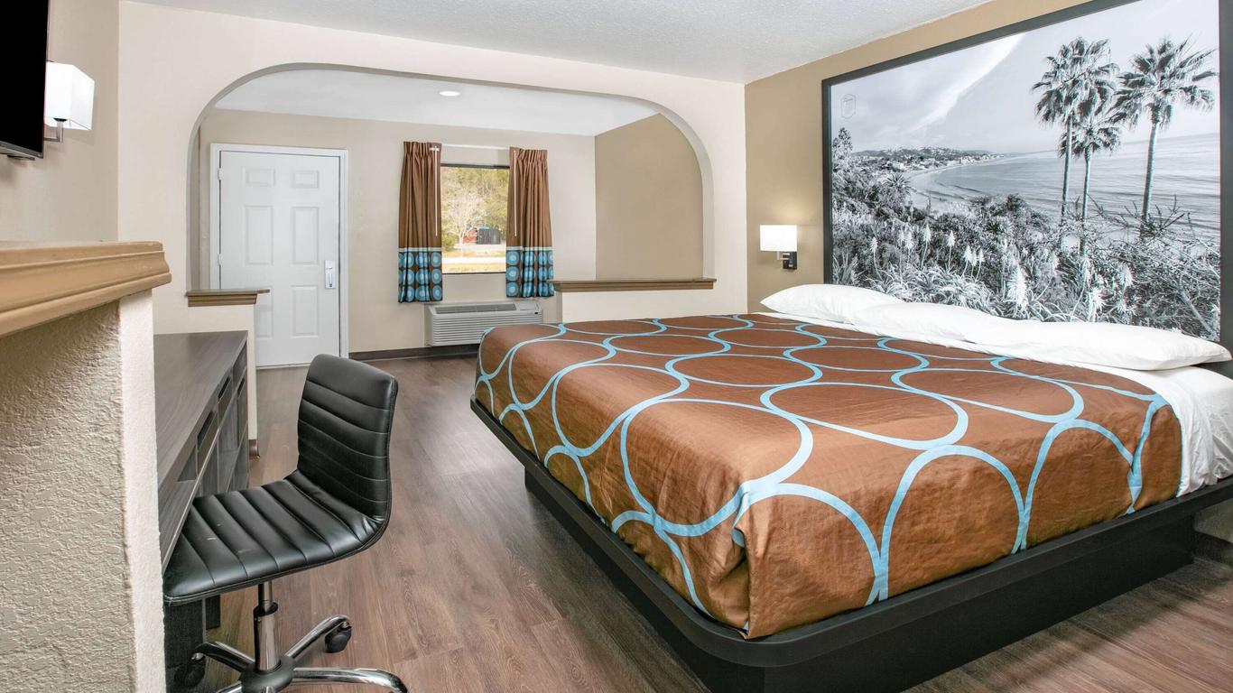 Super 8 by Wyndham Moss Point