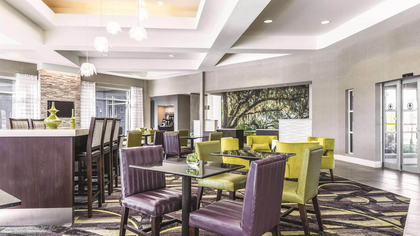 La Quinta Inn & Suites by Wyndham Alexandria Airport