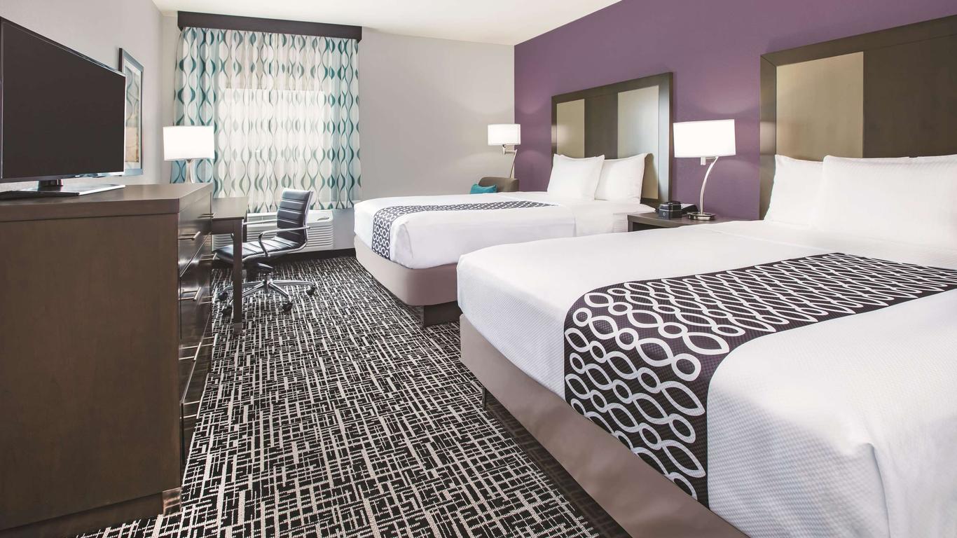 La Quinta Inn & Suites by Wyndham Dallas Plano - The Colony